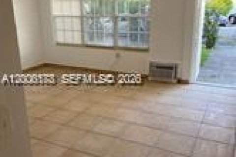 House in El Portal, Florida 1 bedroom, 321.81 sq.m. № 2075028 - photo 24