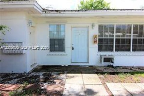 House in El Portal, Florida 1 bedroom, 321.81 sq.m. № 2075028 - photo 8