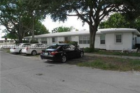 House in El Portal, Florida 1 bedroom, 321.81 sq.m. № 2075028 - photo 7