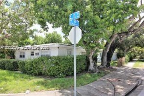 House in El Portal, Florida 1 bedroom, 321.81 sq.m. № 2075028