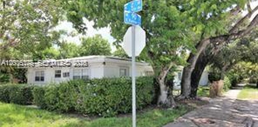 House in El Portal, Florida 1 bedroom, 321.81 sq.m. № 2075028