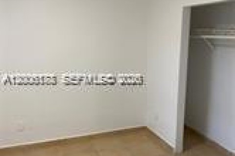 House in El Portal, Florida 1 bedroom, 321.81 sq.m. № 2075028 - photo 18
