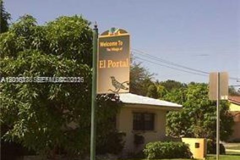House in El Portal, Florida 1 bedroom, 321.81 sq.m. № 2075028 - photo 10