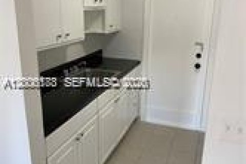 House in El Portal, Florida 1 bedroom, 321.81 sq.m. № 2075028 - photo 17