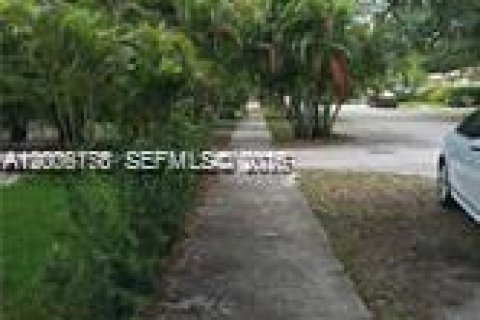 House in El Portal, Florida 1 bedroom, 321.81 sq.m. № 2075028 - photo 14