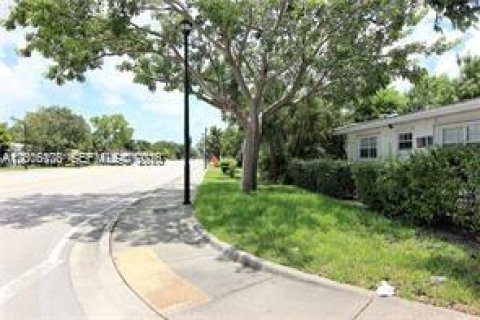House in El Portal, Florida 1 bedroom, 321.81 sq.m. № 2075028 - photo 6
