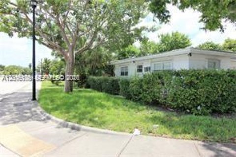 House in El Portal, Florida 1 bedroom, 321.81 sq.m. № 2075028 - photo 5