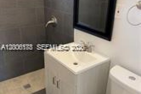 House in El Portal, Florida 1 bedroom, 321.81 sq.m. № 2075028 - photo 25
