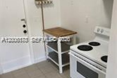 House in El Portal, Florida 1 bedroom, 321.81 sq.m. № 2075028 - photo 16