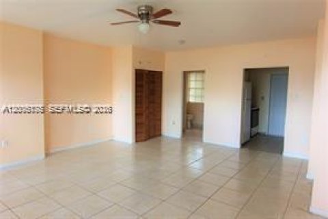 House in El Portal, Florida 1 bedroom, 321.81 sq.m. № 2075028 - photo 12