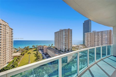 Condo in Hallandale Beach, Florida, 2 bedrooms  № 1784001 - photo 2