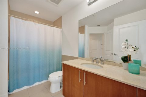 Condo in Hallandale Beach, Florida, 2 bedrooms  № 1784001 - photo 17