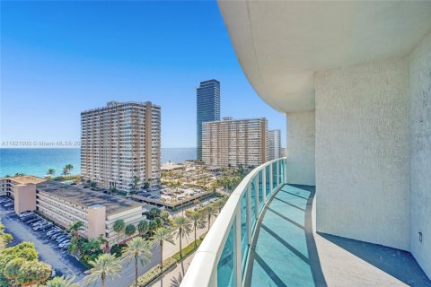 Condo in Hallandale Beach, Florida, 2 bedrooms  № 1784001 - photo 19