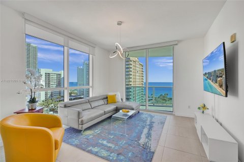 Condo in Hallandale Beach, Florida, 2 bedrooms  № 1784001 - photo 1