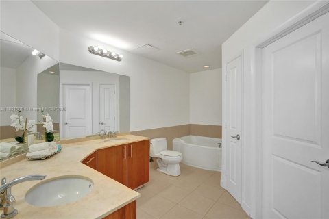 Condo in Hallandale Beach, Florida, 2 bedrooms  № 1784001 - photo 12
