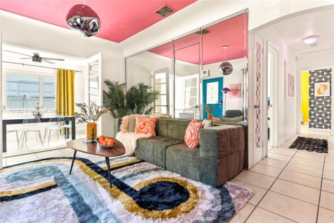 Casa en Miami, Florida 3 dormitorios, 102.66 m2 № 2060056