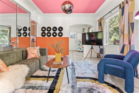 Casa en alquiler en Miami, Florida, 3 dormitorios, 102.66 m2 № 2060056 - foto 2