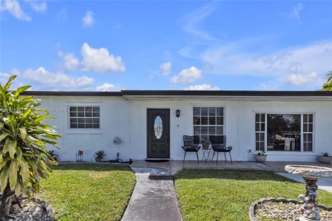 Casa en venta en Miami, Florida, 3 dormitorios, 160.54 m2 № 1925157 - foto 1