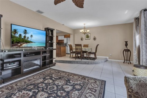 Casa en venta en Miami, Florida, 3 dormitorios, 160.54 m2 № 1925157 - foto 17