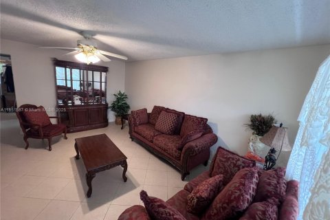 Condo in West Palm Beach, Florida, 2 bedrooms  № 1858680 - photo 2