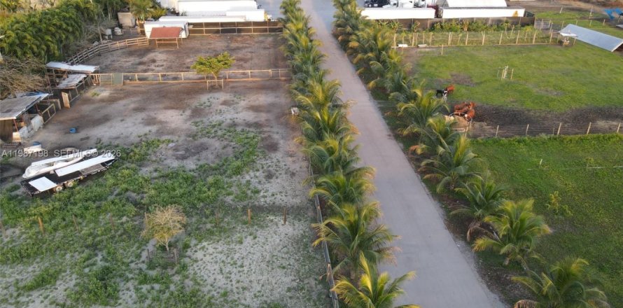 Коммерческая недвижимость в Майами, Флорида № 2051898