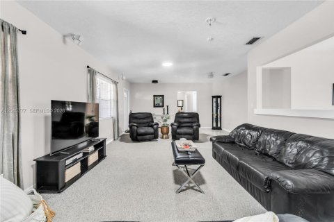 Casa en venta en Miami, Florida, 4 dormitorios, 210.24 m2 № 2242467 - foto 14