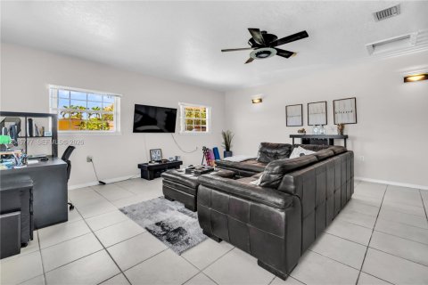 Casa en venta en Miami, Florida, 4 dormitorios, 210.24 m2 № 2242467 - foto 22