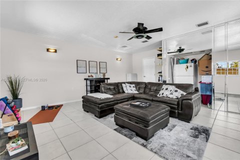 Casa en venta en Miami, Florida, 4 dormitorios, 210.24 m2 № 2242467 - foto 21