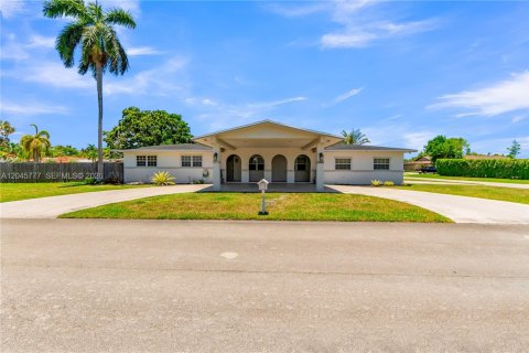Casa en venta en Miami, Florida, 4 dormitorios, 210.24 m2 № 2242467 - foto 2