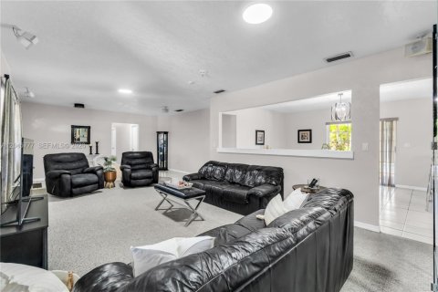 Casa en venta en Miami, Florida, 4 dormitorios, 210.24 m2 № 2242467 - foto 13