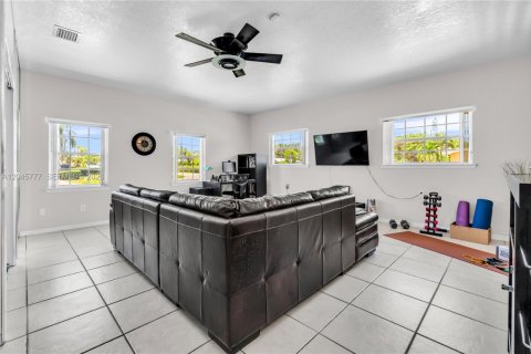 Casa en venta en Miami, Florida, 4 dormitorios, 210.24 m2 № 2242467 - foto 23