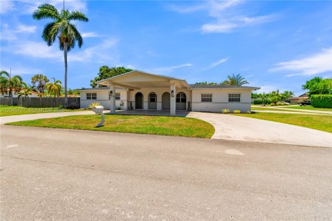 Casa en venta en Miami, Florida, 4 dormitorios, 210.24 m2 № 2242467 - foto 3