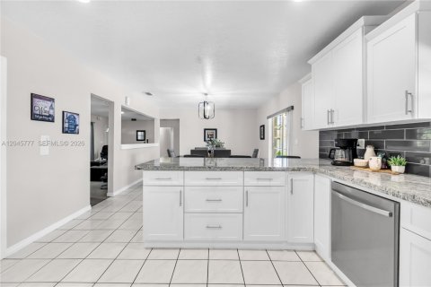 Casa en venta en Miami, Florida, 4 dormitorios, 210.24 m2 № 2242467 - foto 8