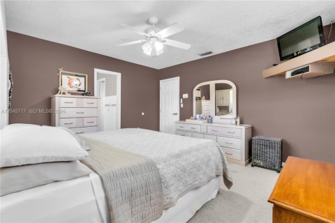 Casa en venta en Miami, Florida, 4 dormitorios, 210.24 m2 № 2242467 - foto 15