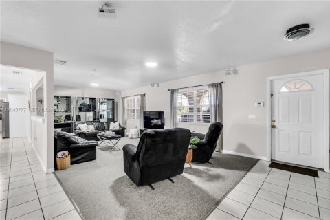 Casa en venta en Miami, Florida, 4 dormitorios, 210.24 m2 № 2242467 - foto 11
