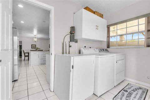 Casa en venta en Miami, Florida, 4 dormitorios, 210.24 m2 № 2242467 - foto 26