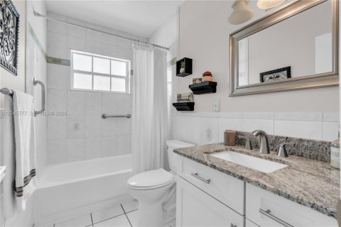 Casa en venta en Miami, Florida, 4 dormitorios, 210.24 m2 № 2242467 - foto 24