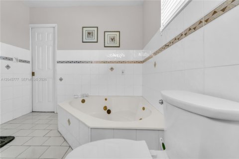 Casa en venta en Miami, Florida, 4 dormitorios, 210.24 m2 № 2242467 - foto 18