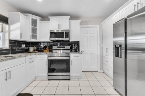 Casa en venta en Miami, Florida, 4 dormitorios, 210.24 m2 № 2242467 - foto 9