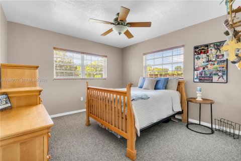 Casa en venta en Miami, Florida, 4 dormitorios, 210.24 m2 № 2242467 - foto 19
