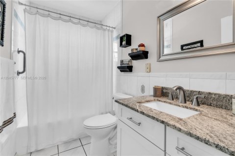 Casa en venta en Miami, Florida, 4 dormitorios, 210.24 m2 № 2242467 - foto 25