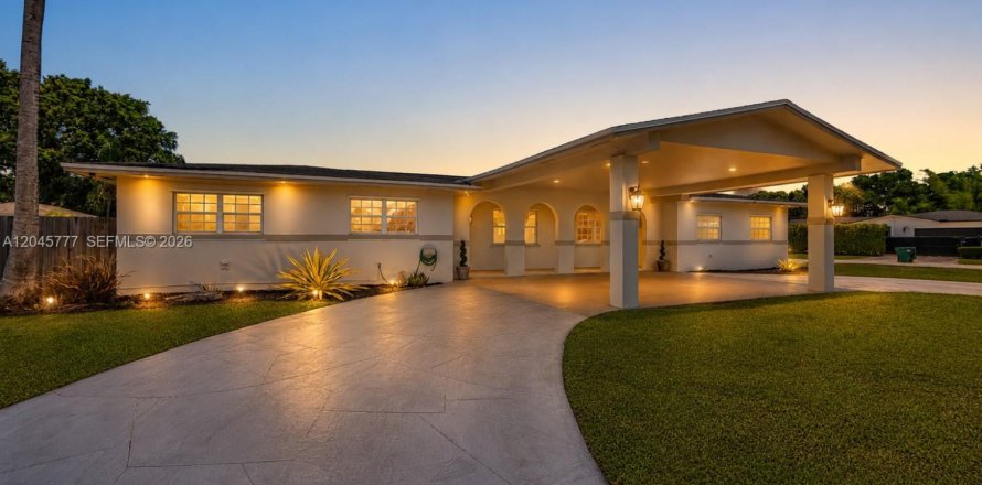 Casa en Miami, Florida 4 dormitorios, 210.24 m2 № 2242467