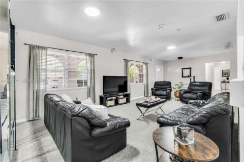 Casa en venta en Miami, Florida, 4 dormitorios, 210.24 m2 № 2242467 - foto 12