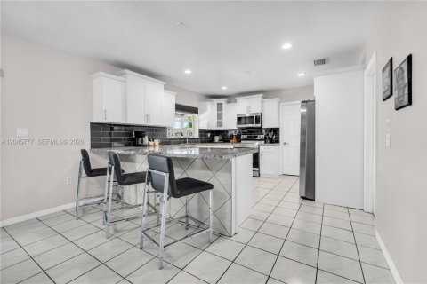 Casa en venta en Miami, Florida, 4 dormitorios, 210.24 m2 № 2242467 - foto 7