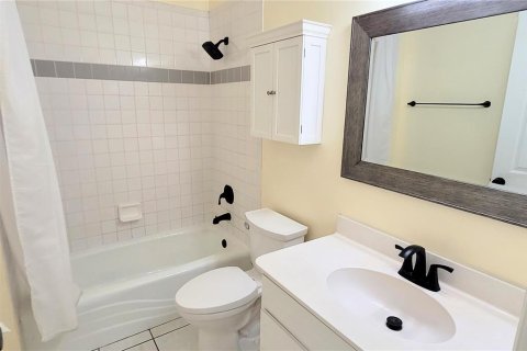 House in Sarasota, Florida 3 bedrooms, 107.86 sq.m. № 2238290 - photo 30