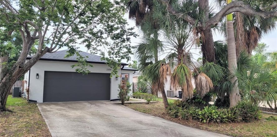 House in Sarasota, Florida 3 bedrooms, 107.86 sq.m. № 2238290