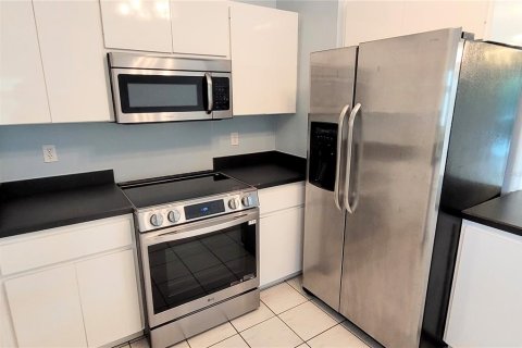 House in Sarasota, Florida 3 bedrooms, 107.86 sq.m. № 2238290 - photo 8