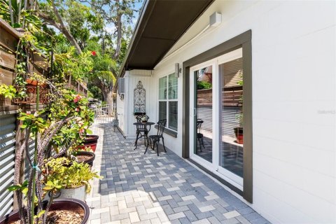 House in Tampa, Florida 3 bedrooms, 116.31 sq.m. № 2400343 - photo 25