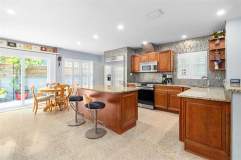 House in Tampa, Florida 3 bedrooms, 116.31 sq.m. № 2400343 - photo 7