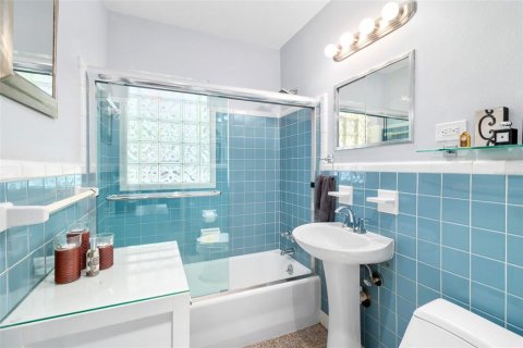 House in Tampa, Florida 3 bedrooms, 116.31 sq.m. № 2400343 - photo 19